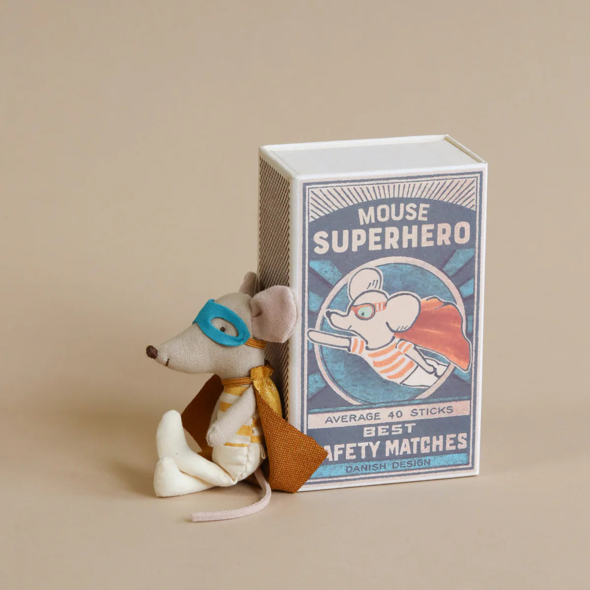 Maileg - peliukas dėžutėje - Superherojus mažasis broliukas
