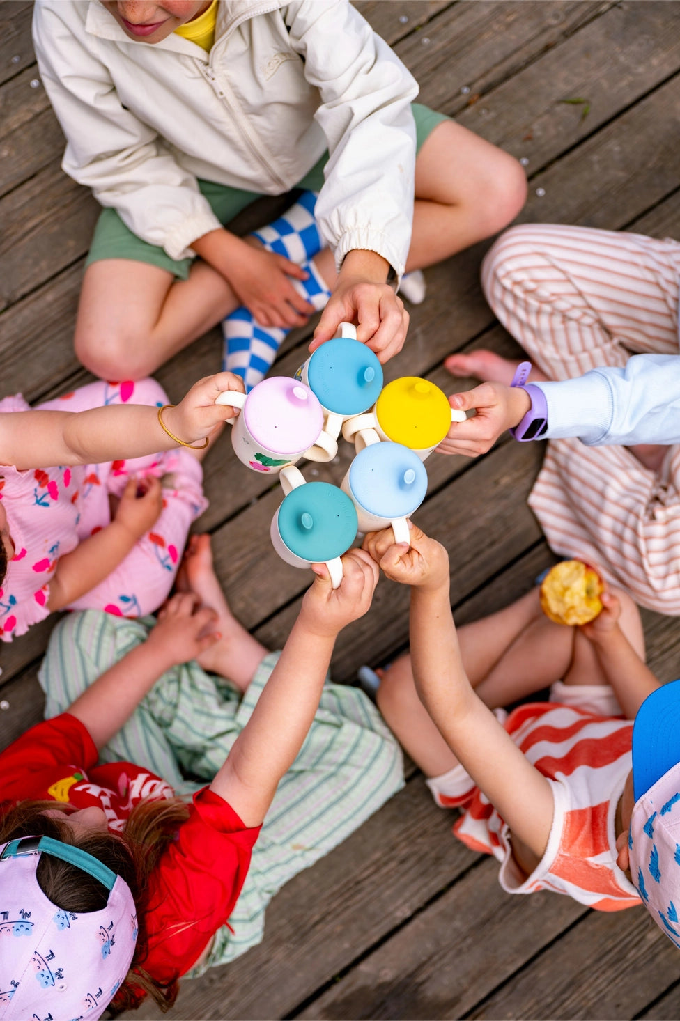 Vaikai švenčia su The Cotton Cloud silikoninių gertuvių rinkinys - Meowtiful Cats (2vnt). Spalvingi puodeliai ir džiaugsmas.