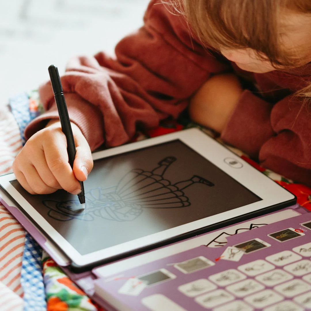Kidywolf piešimo planšetė – vaikas piešia ant planšetės, skatindamas kūrybiškumą ir vaizduotę.