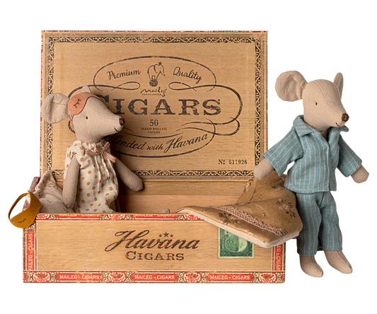 Maileg - Mama ir tėtis peliukai cigarų dėžutėje