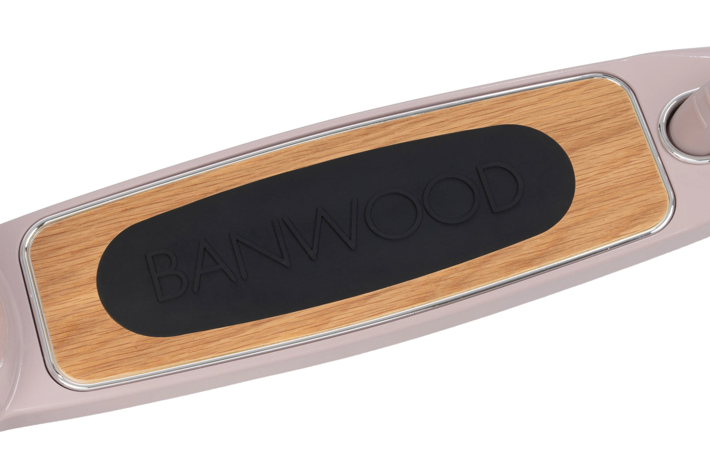 Banwood vintažinis 3-ratis paspirtukas su krepšeliu - detalė su medžio ir juodo guminio paviršiaus dizainu.