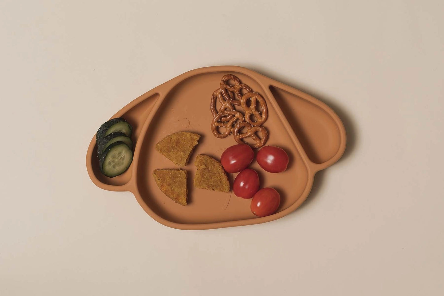 The Cotton Cloud silikoninė lėkštė su siurbtuku su maistu, ant lygaus paviršiaus, patogi vaikams.