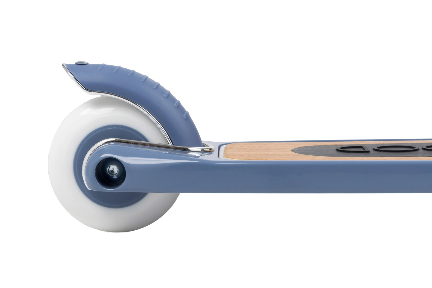 Banwood vintažinis 3-ratis paspirtukas su krepšeliu - detali nuotrauka su mėlynos spalvos ratu.