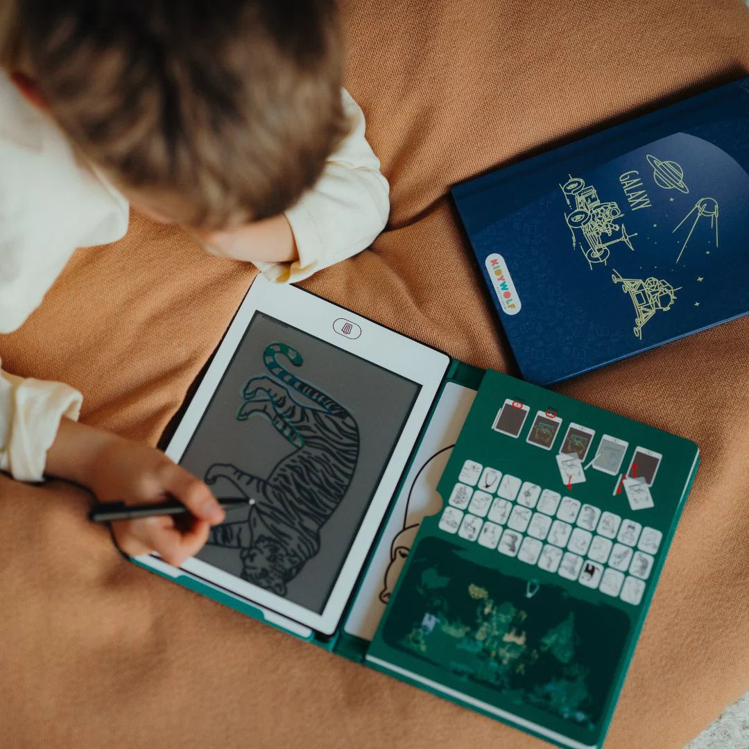 Vaikas piešia ant Kidywolf piešimo planšetės - GALAXY, kūrybingas piešimo procesas.