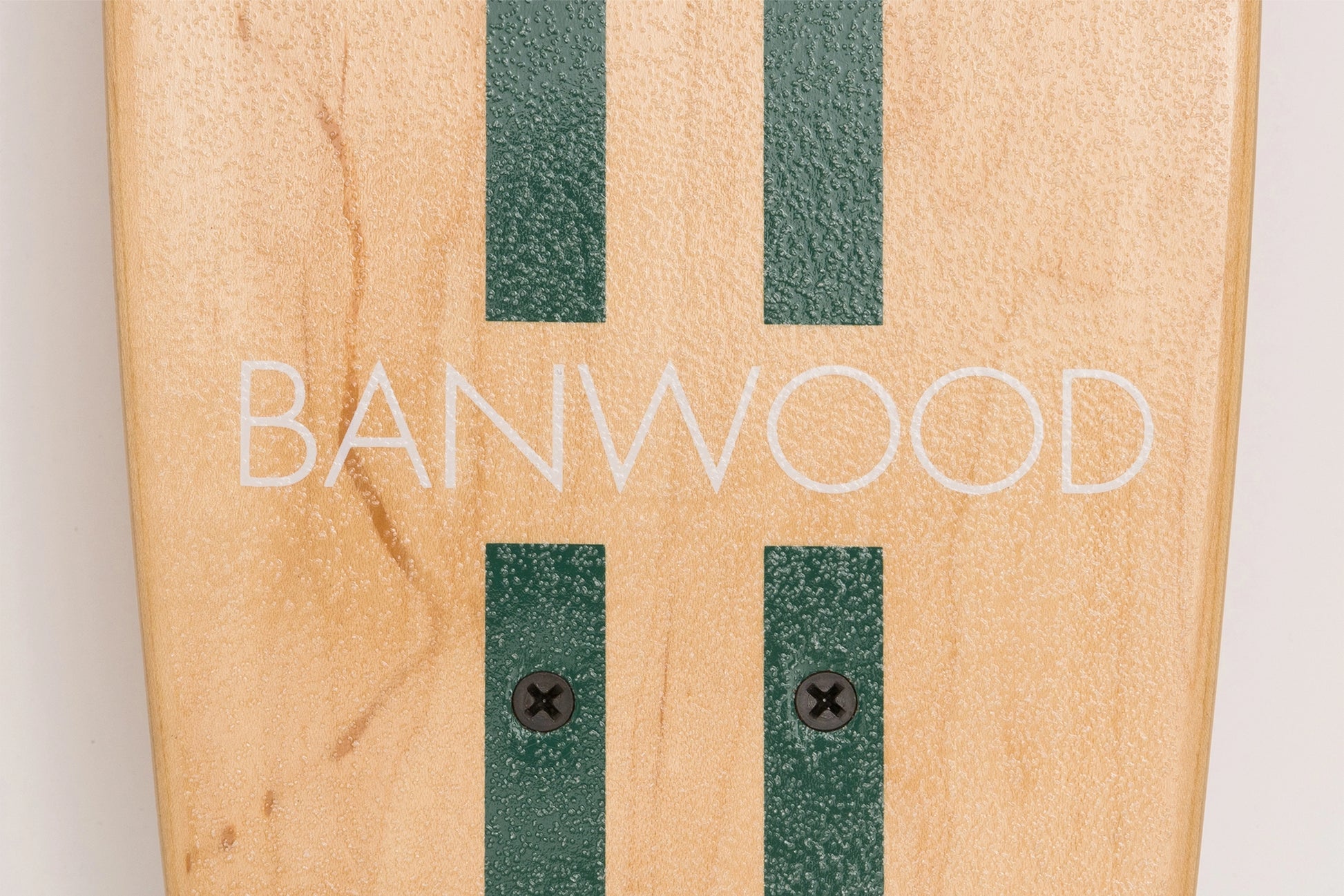 Banwood vaikiška riedlentė rodo natūralaus klevo paviršių su „Banwood“ žyme ir žaliais stripe.