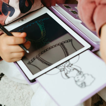 Kidywolf piešimo planšetė su vaiku, piešiančiu princesę ant skaitmeninio ekrano.