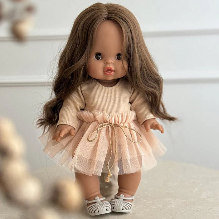 Minikane - Gordis kvepianti lėlė Léopoldine su rudais plaukais ir miela suknele.