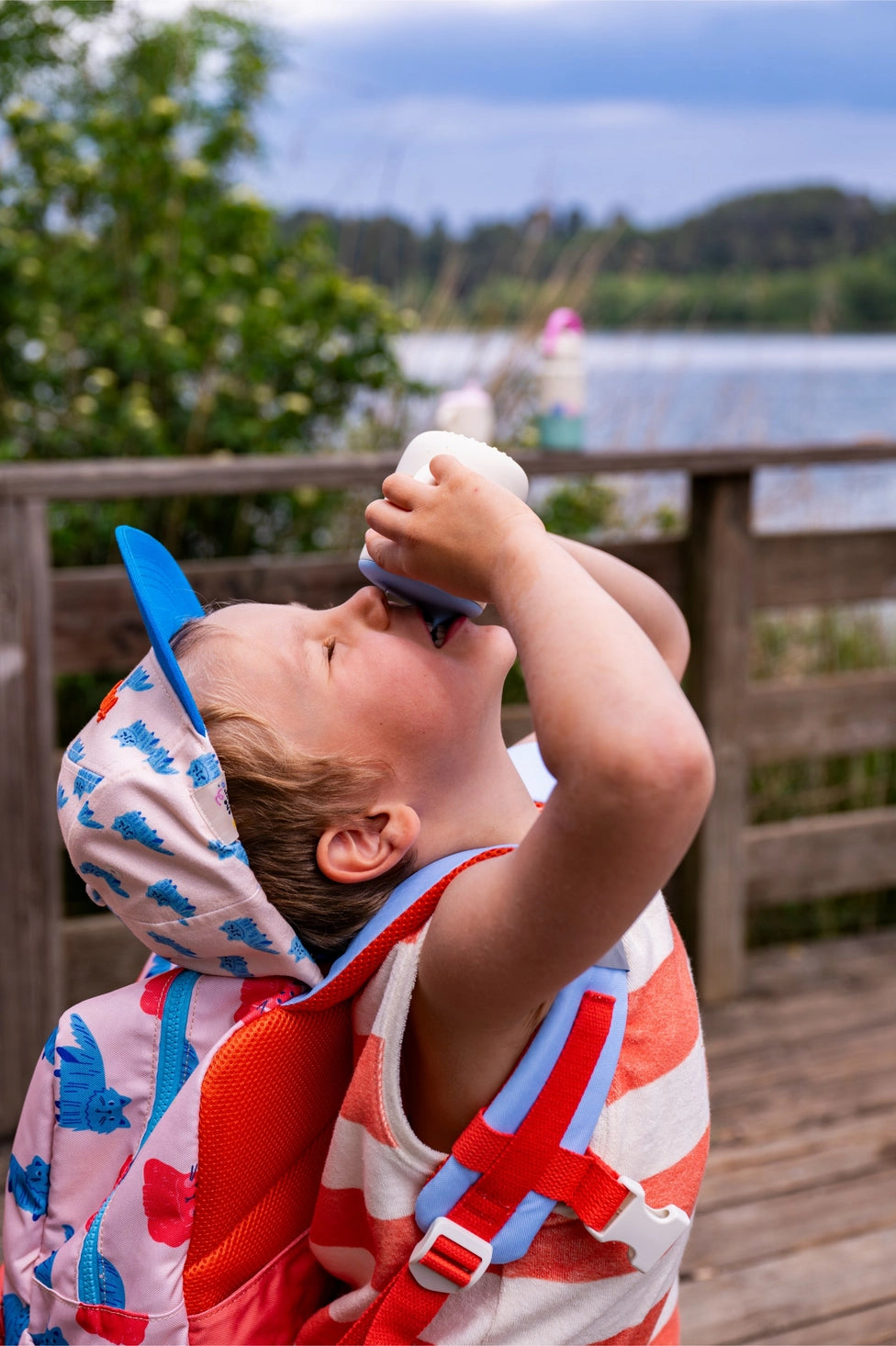 The Cotton Cloud silikoninių gertuvių rinkinys - vaikas geria iš gertuvių kūdikiams ir mažyliams