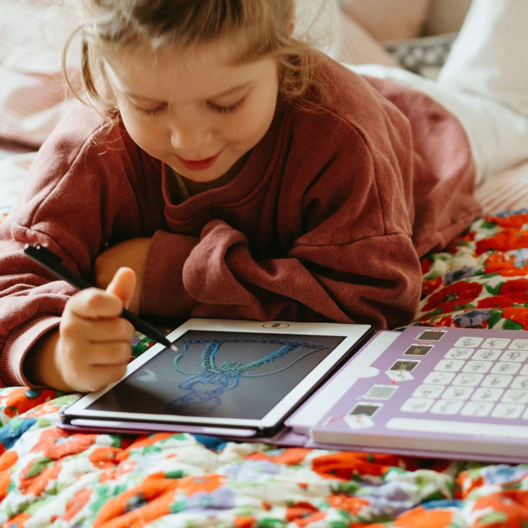 Kidywolf piešimo planšetė - vaikas piešia ant planšetės, skatinanti kūrybiškumą ir vaizduotę.