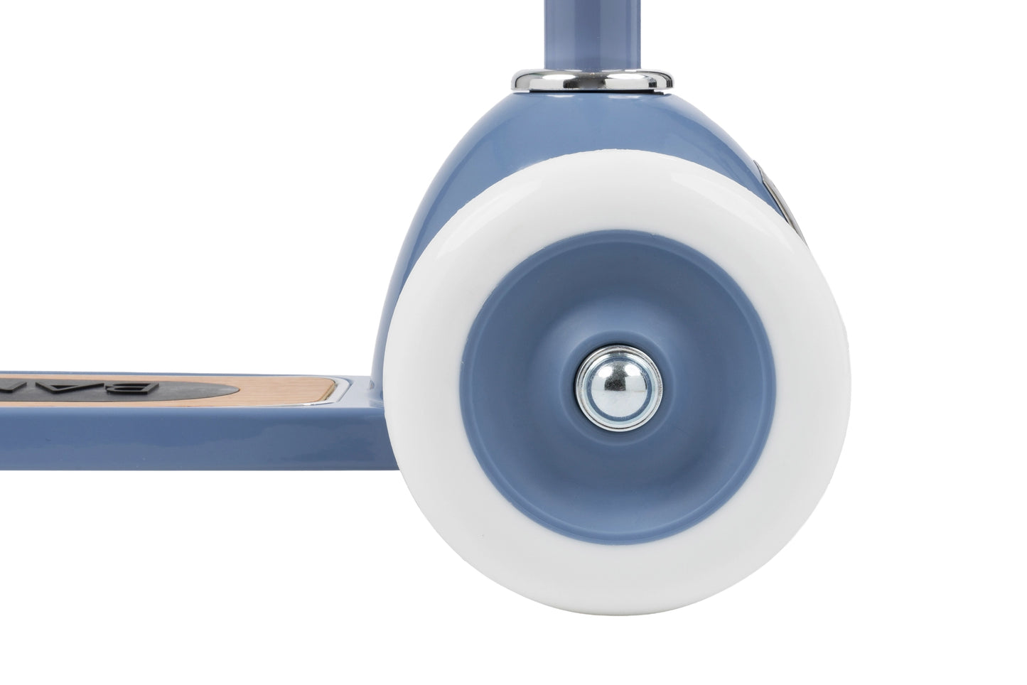 Banwood vintažinis 3-ratis paspirtukas su krepšeliu - detalė ratuko su mėlynu korpusu