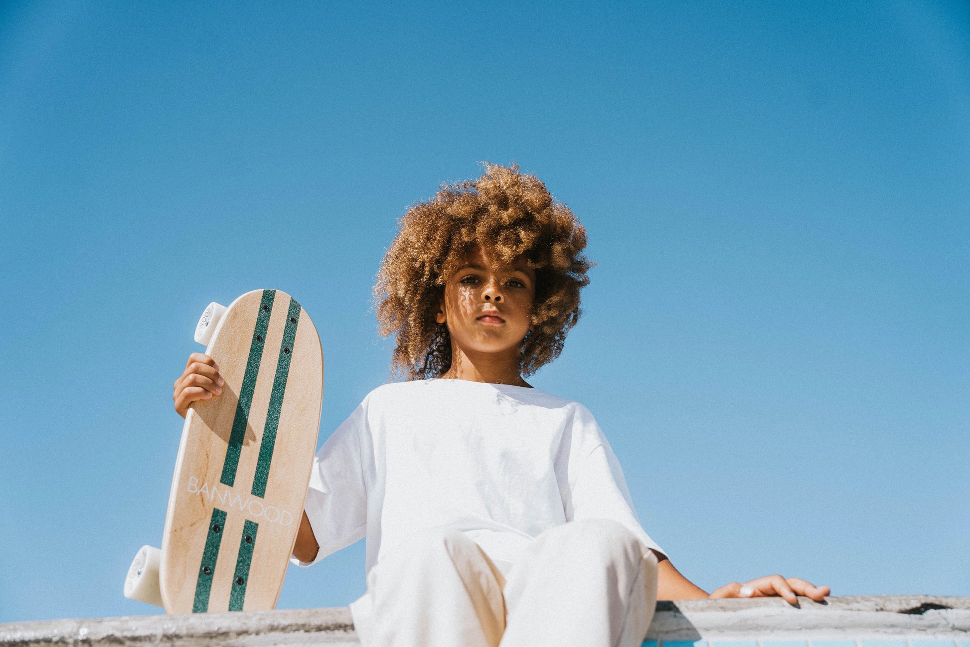 Banwood vaikiška riedlentė - Green, mėgaujasi vasaros diena ant riedlentės.