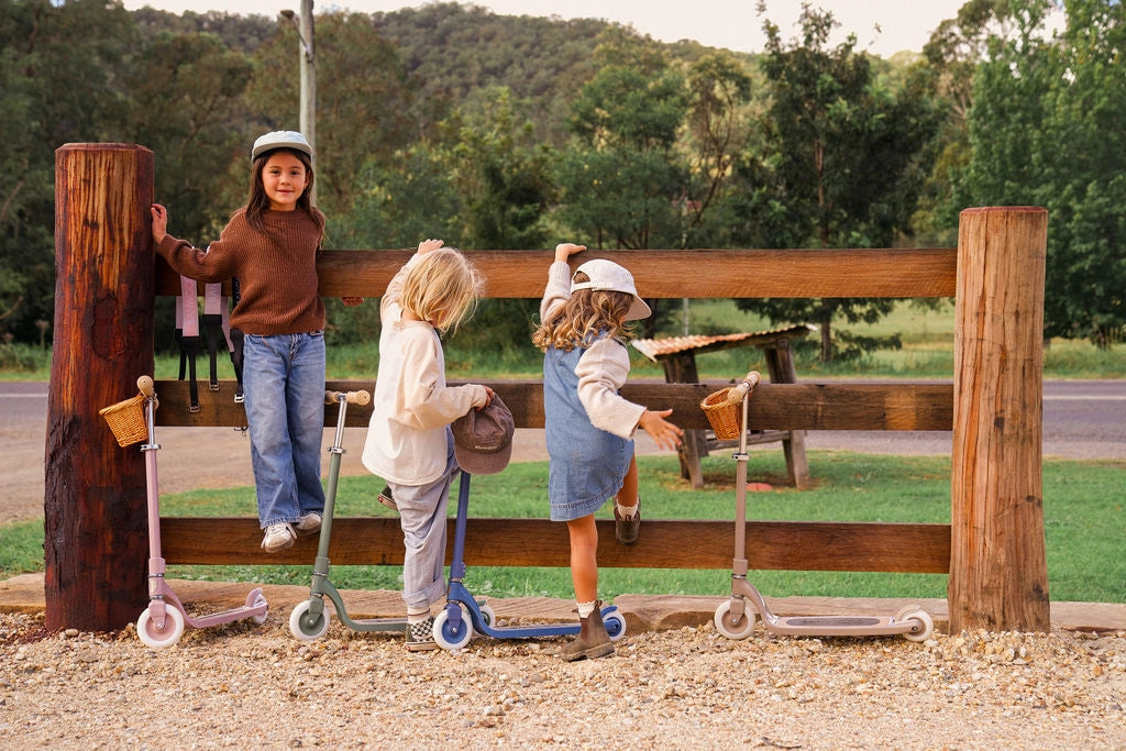 Banwood vintažinis paspirtukas su krepšeliu - vaikai smagiai leidžia laiką su paspirtukais gamtoje.