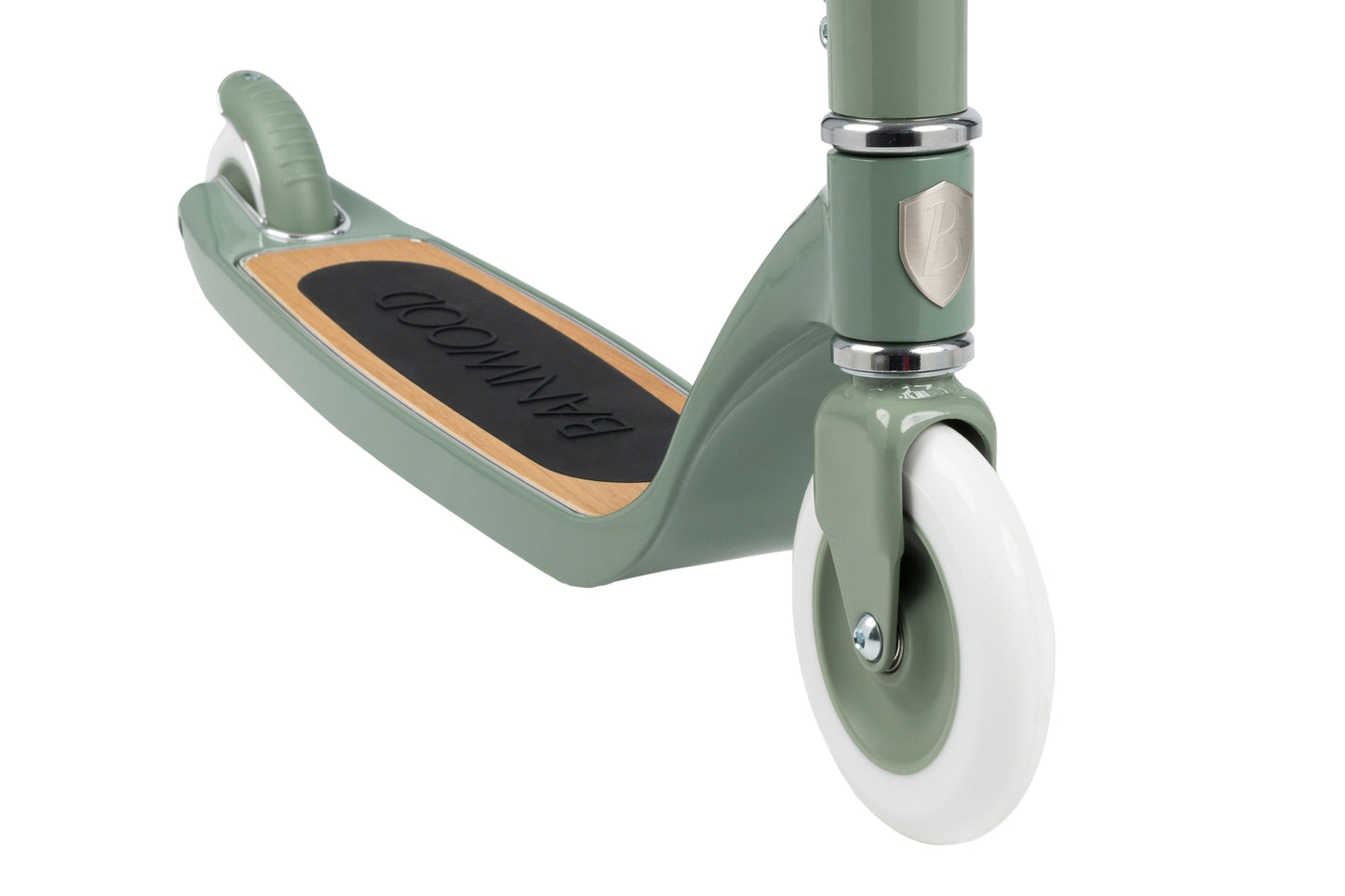 Banwood vintažinis paspirtukas su krepšeliu - Forest, žalias paspirtuko detalė su mediniu stogu ir baltais ratais.