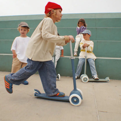 Vaikai žaidžia su Banwood vintažinis ECO paspirtukas, juos skatinant aktyviai leisti laiką lauke.