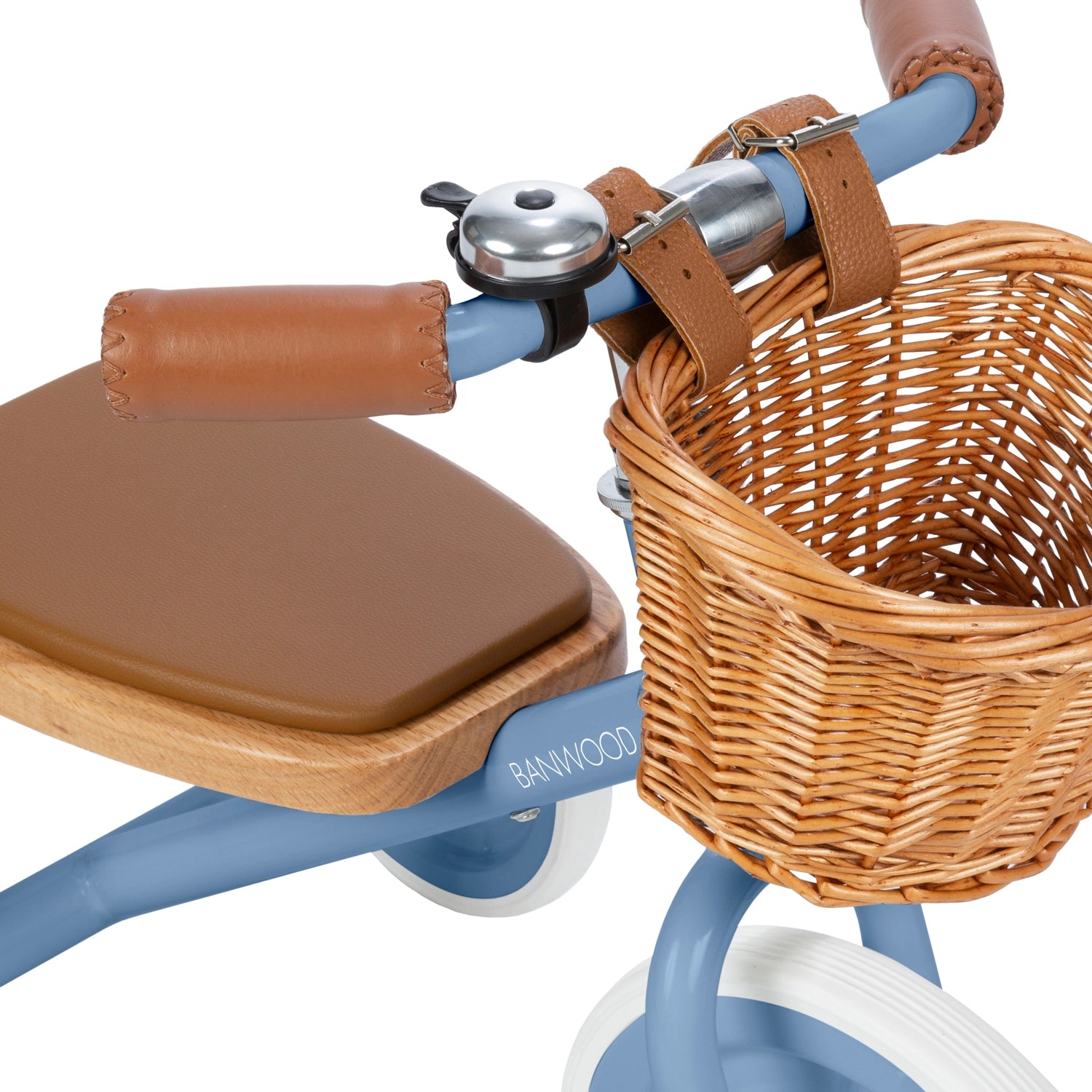 Banwood vintažinis triratukas su krepšeliu - melsvas rėmas, paminkštinta ąžuolinė sėdynė ir pintas krepšelis.
