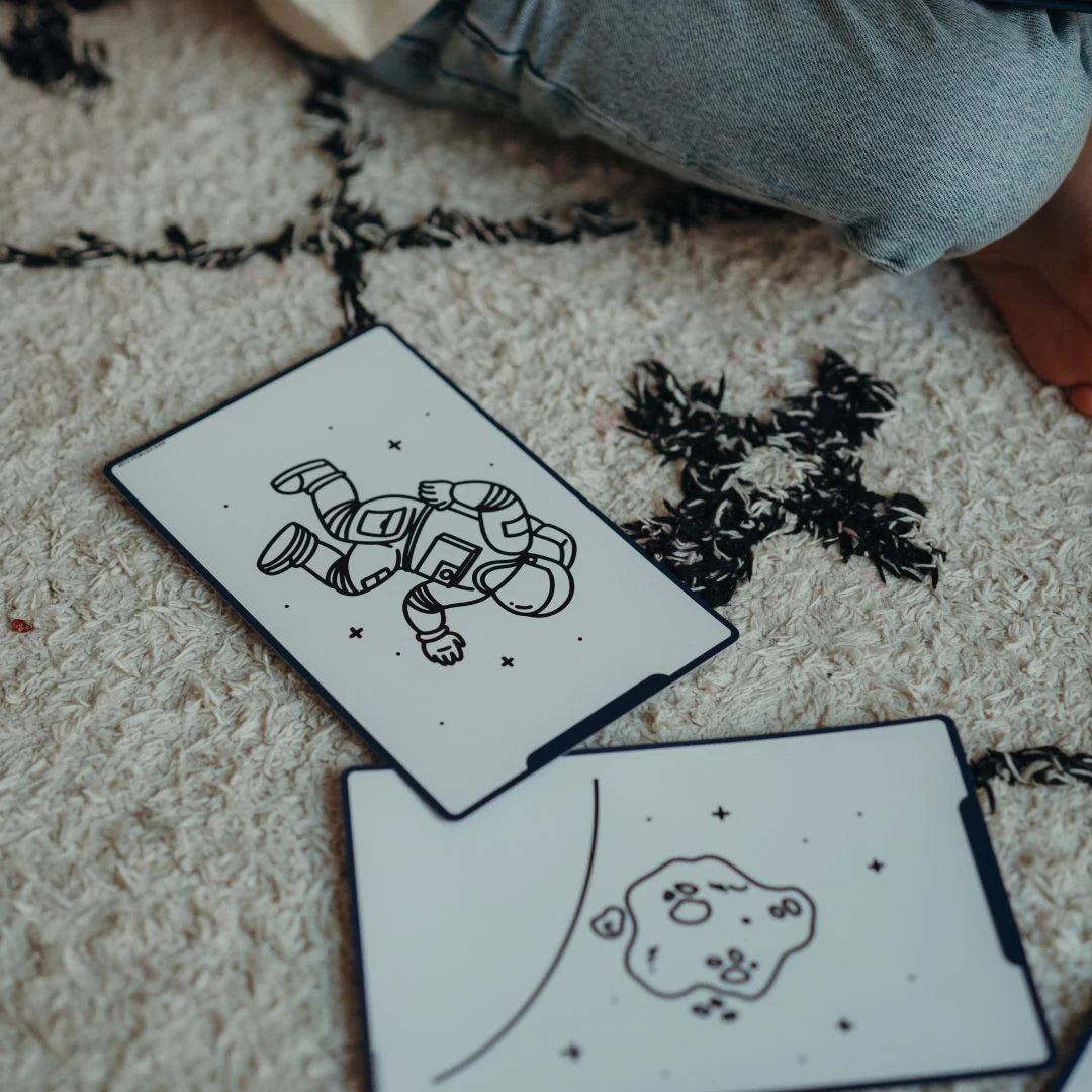 Kidywolf piešimo planšetė su piešiniais astronauto ir asteroido, skirta vaikų kūrybiškumui skatinti.