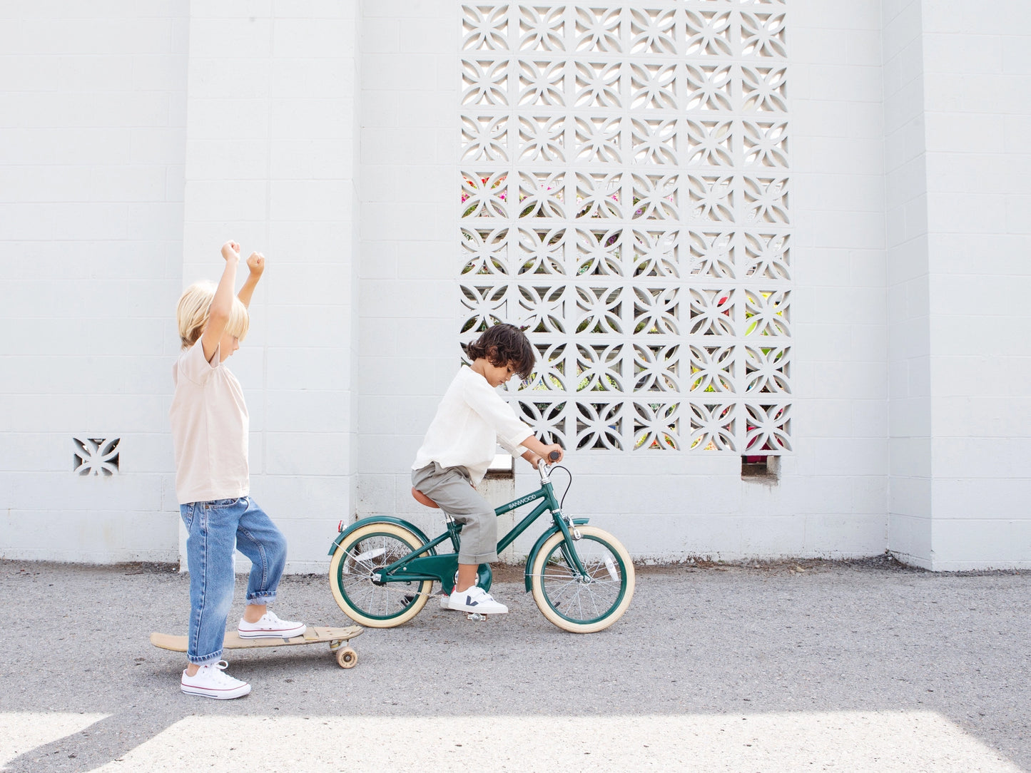 Vaikai žaidžia lauke su Banwood 16 klasikinis vintažinis dviratis - žalias dviračio modelis.