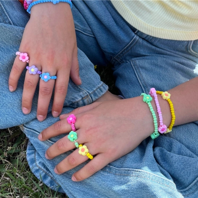 Spalvingas gėlių formos žiedas (skirtingos spalvos) 🌼