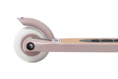 Banwood vintažinis 3-ratis paspirtukas su krepšeliu ratų ir platformos detalė