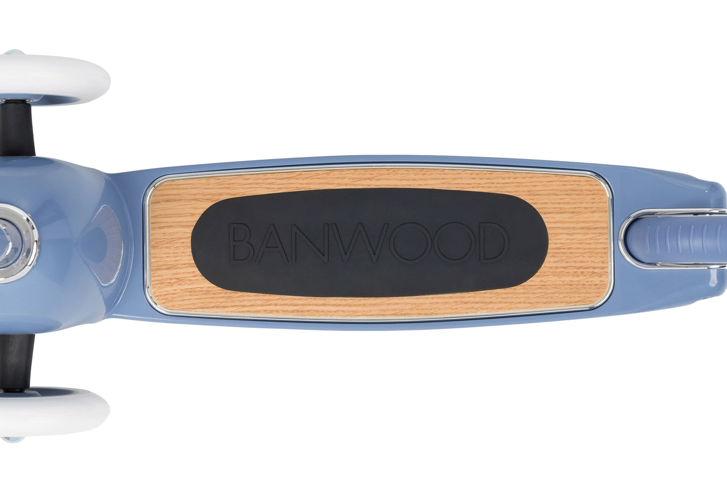 Banwood vintažinis 3-ratis paspirtukas su krepšeliu - vaizdas iš viršaus su medine platforma ir firminiu logotipu.