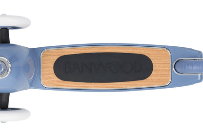 Banwood vintažinis 3-ratis paspirtukas su krepšeliu - vaizdas iš viršaus su medine platforma ir firminiu logotipu.