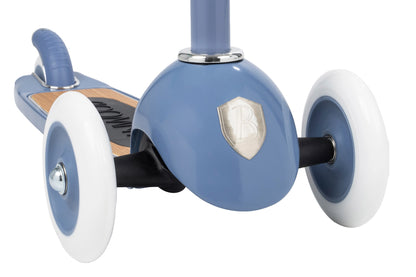 Banwood vintažinis 3-ratis paspirtukas su krepšeliu - blauva, detalės ir ratukai close-up