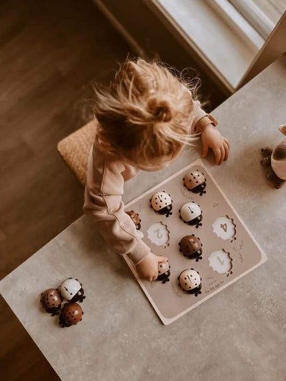 Medinė montessori skaičių dėlionė - Mano boružės 🐞