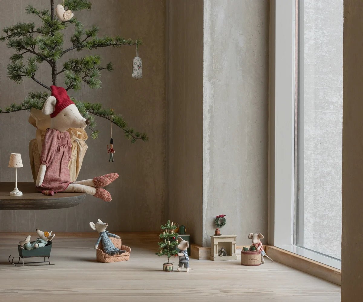 Maileg - Kalėdinė eglutė pelytėms su LED lemputėmis – Christmas Tree, Mouse - LE KUKU