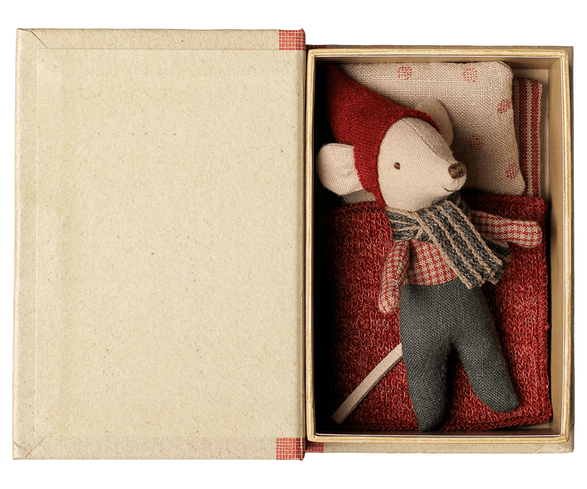 Maileg - Kalėdinis peliukas knygelėje – Christmas Mouse Baby in Book - LE KUKU