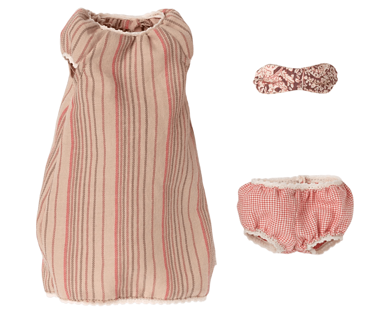 Maileg - Medium pelytė su naktiniais marškiniais - 33 cm | Nightgown - LE KUKU
