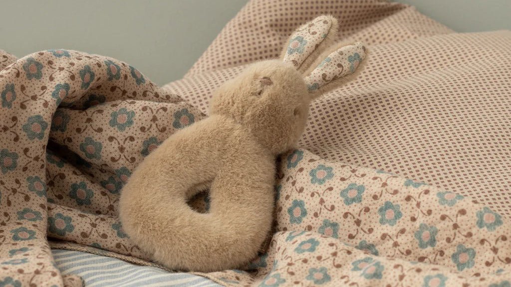 Maileg triušio merliuko ir barškučio rinkinys | Cream Peach - LE KUKU